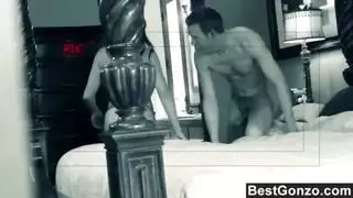 أخي يسود زوجة الأب في فعل إكس إكس إكس قاسٍ