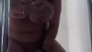 جنس قاس في الحمام لملكة الثدي ذات الحلمات المثقوبة