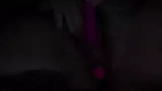 في وقت متأخر من الليل: إيلاج الأصبع في كس ضيق حتى النوم