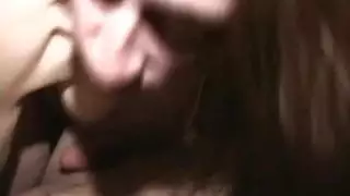 شعر تحت الإبطين، مؤخرة ممتلئة، وثدي في عرض جنسي صريح