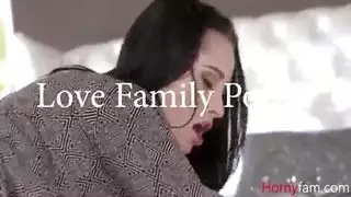 إلهة مصرية ممتلئة في فعل صريح