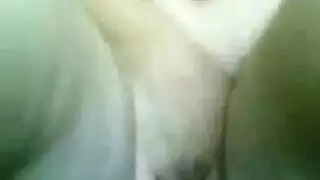 يشاركها السرير وينيك طيزها الكبيرة