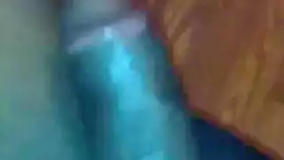 فتاة سمراء مليئة الجسم تأخذ قذفًا إباحيًا ساخنًا على وجهها