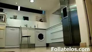 جلسة سريعة شهوانية لربة المنزل في المطبخ: ضرب عميق من السباك