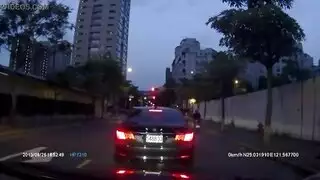 فتاة إباحية تفتح ساقيها على الأريكة للكاميرا