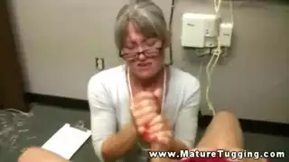 رجل يغتصب امراة في الكوافير