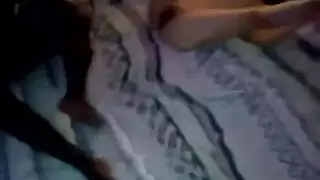 قضيب أسود غير مختون يمدد حلقها في مشهد مص مكثف