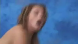 فتاة عاهرة مراهقة تمزق سراويل بيجامتها الوردية الضيقة لممارسة جنس صريح