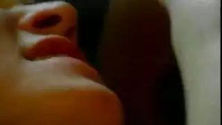 الدمية الآسيوية الضيقة تمتلئ أمام الكاميرا
