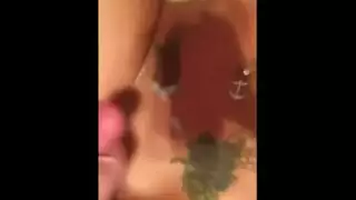 زوجة ساخنة تمص قضيبًا ضخمًا للعميل بينما يراقب الزوج