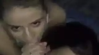 العاهرات الصغيرات يخدعن أحمقاً لممارسة جنس صريح