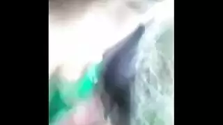 فتاة ساخنة نحيفة تمارس الجنس الشرجي المزدوج مع شبان خدمة الغرف