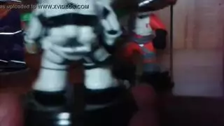 فرك كل عضلة يقوده إلى تدليك قضيبه المنتصب