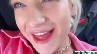 لا مهرب للشقراء: تخدم قضيب الرفض الصلب