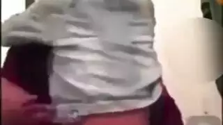الفتيات المثيرة تهدي صديقهن ركوب شرجي عنيف
