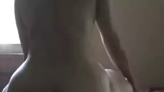 ممنوع من الدخول، ينزلق بقضيبه بين شفتيها على أي حال