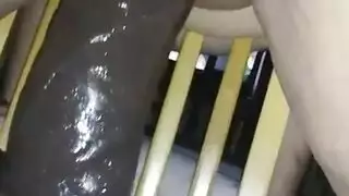 مراهقة صغيرة تأخذ جزءًا كاملاً من القضيب