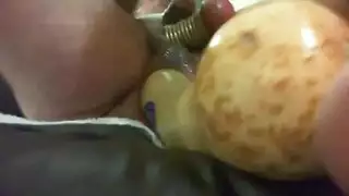قضبان كبيرة صلبة تنفجر بحمولتها على وجهها
