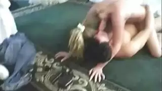مص وصديقي اللعين على الطاولة