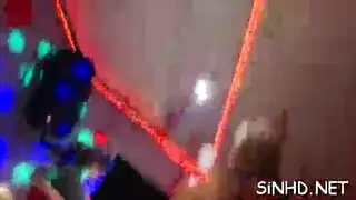 هواة يائسون في مشهد جنس جماعي صريح