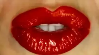 شقراء تعرف أن رجلها يتوق لتلك المؤخرة بعد جلسة حلق عميق