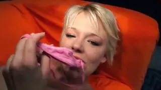 مؤخرة ضيقة تُدك وهي تشاهد