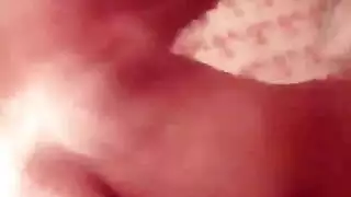 قضيب أسود يطلق حمًّا على وجهها الجميل