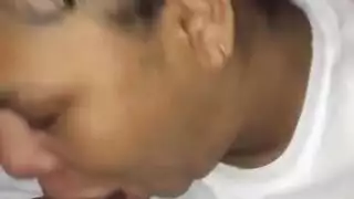 فتاة سوداء تتعلم كيفية مص قضيب جديد ضخم بعمق