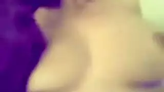 متحرشات هاويات يتناوبن ركوب قضيب في كشك خاص