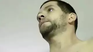 العشيق الناضج ذو العضلات يعمل على فرجها بخشونة
