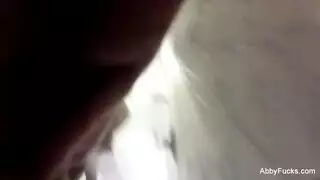انتشر أبيجيل ماك وبنس باكس على ركبتيهما وبدأوا في لعق كس بعضهما البعض