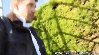 المدلك يمارس الجنس بعمق في أفواه الهواة
