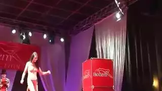 عاهرات مثيرة تتعرى وتنكح على السرير