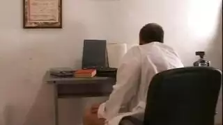 جنس محرم في وضح النهار: تدريب شرجي لمراهقة شقية بلعبة
