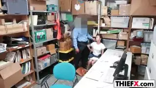 الأم تمسك بقضيب صديق ابنها الصلب وتركبه للوصول للذروة الإباحية