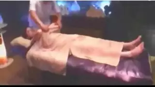 صارخات صغيرات يتم ضخهن في فيلم هاوي