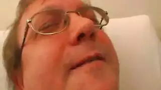 المدلكة تهيج على زب نياكها الكبير وتلعب به