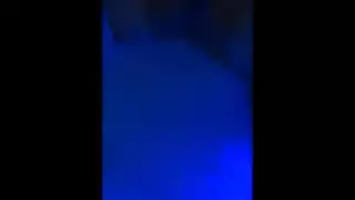 فتاة رفيعة تأخذ قضيب حمار سميك بعمق