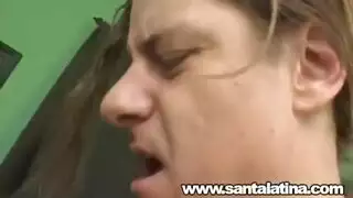 الابنة المثيرة تغوي أبيها لممارسة أوضاع جنسية صعبة