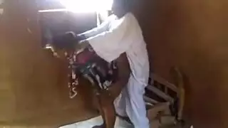 وحيد في المنزل: الأب يملأ فرج زوجة الابن بسائله المنوي