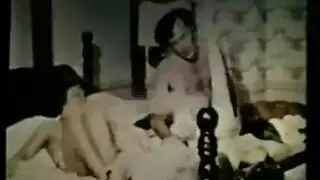 جميلة سمراء تدخن ثم تنيك جماعي