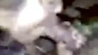 يلبس للعامل حذاء بكعب عالي