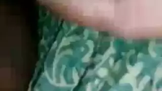 ينيكها بالاصبع في مكان عام
