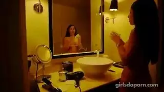 عاهرة جائعة للقضيب تحقق خيالها