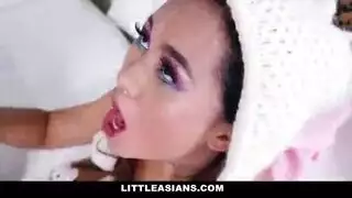 فتاة آسيوية شابة مع رقائق كس تريد ممارسة الجنس مع صديق