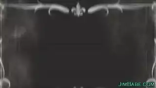 انها يخفي كس لطيف تحت تنورة لها