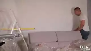 المقاول يمارس الجنس مع صاحبة المنزل بدلاً من أخذ النقود