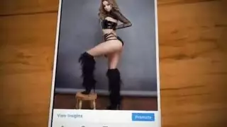 مراهقة تدخل أصابعها في كسها المبلل في مقعد السائق