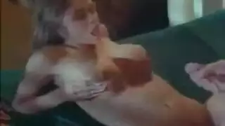 الفرخ الرجعية تظهر لها الثدي المشاغب وامتصاص المشعرات.