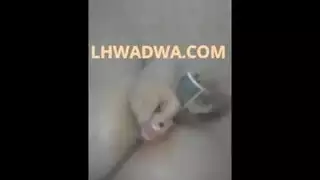 شابة مغربية ساخنة تدخل قنينة كريم في كسها
